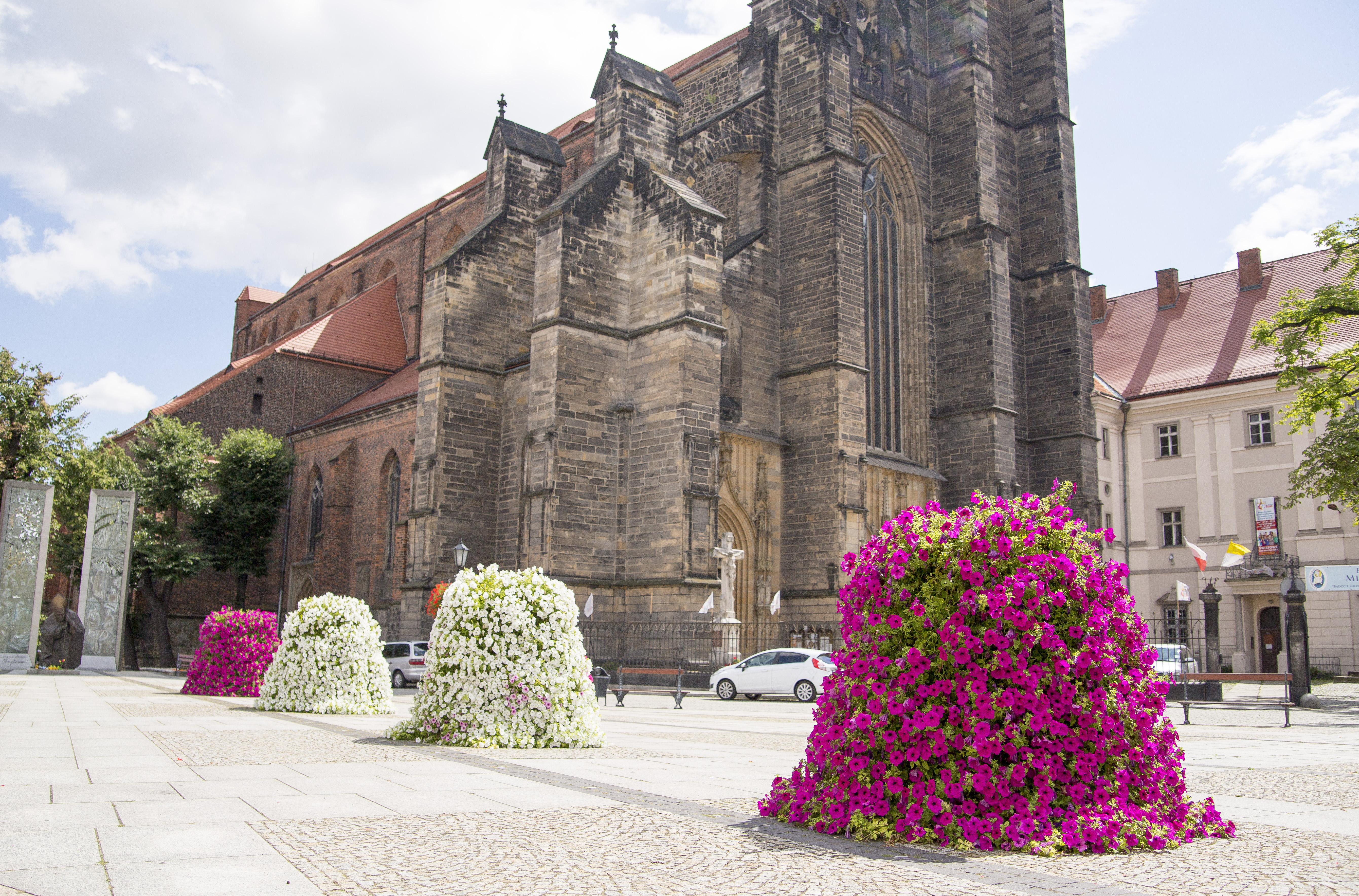 wieże kwiatowe przed kościołem