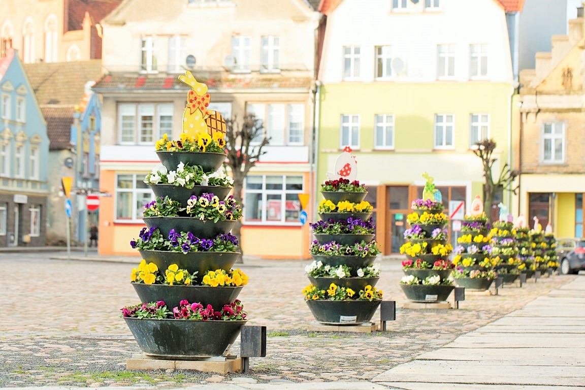 wiosenne wielkanocne dekoracje wieże kwiatowe pisanki miejskie