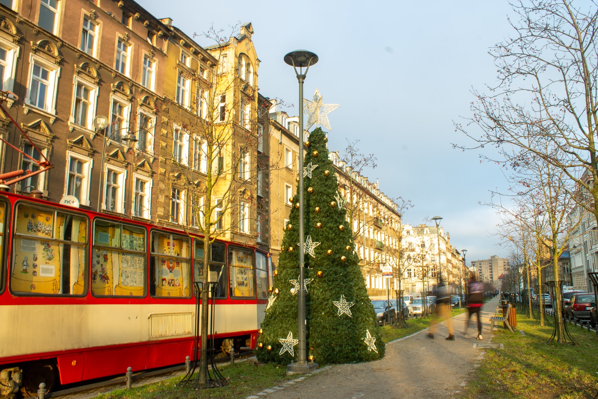 choinka-stozek-przy-zabytkowym-tramwaju-dolne-miasto-gdansk