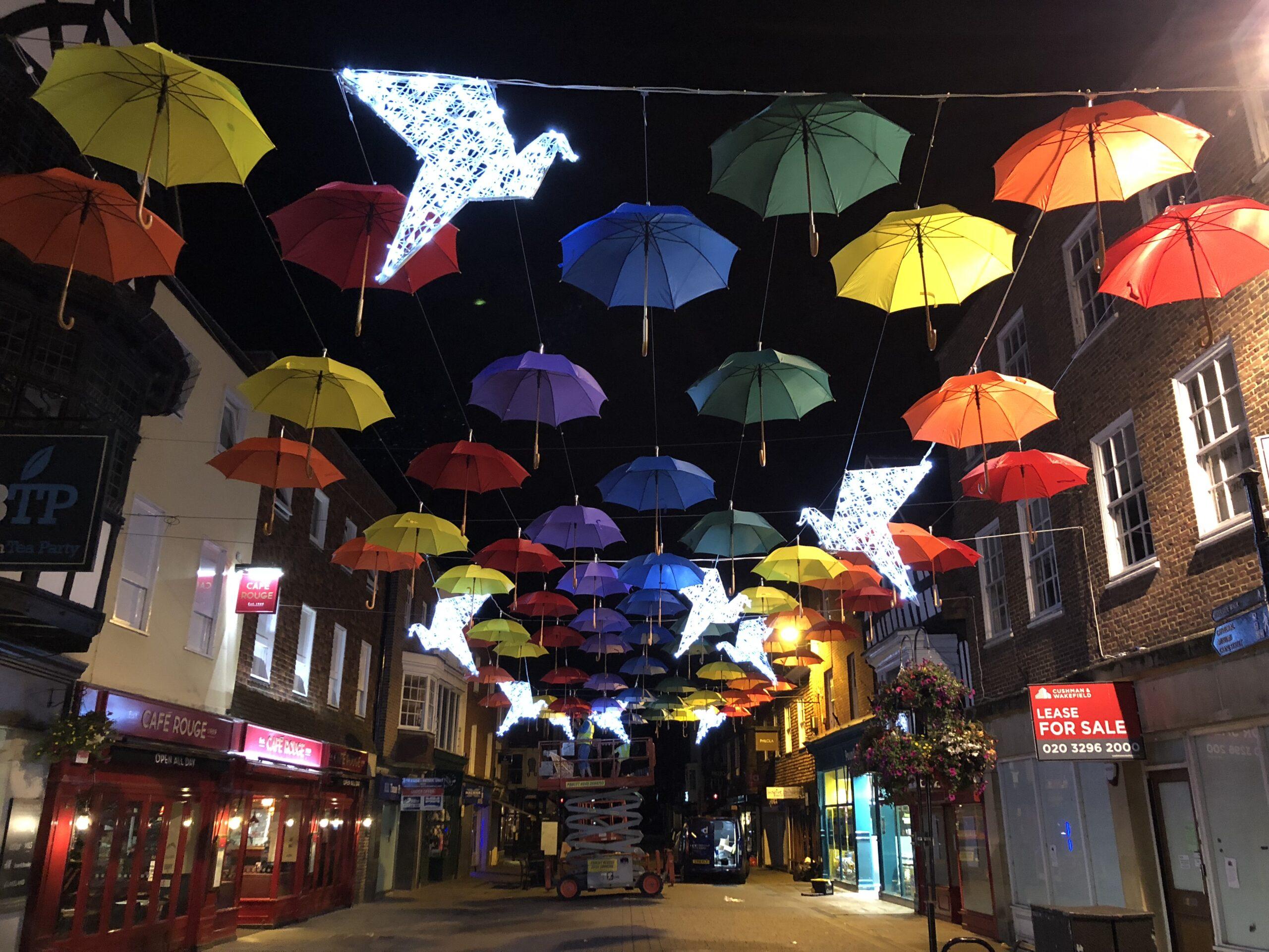 instalacje-artystyczne-w-przestrzeni-publicznej-kolorowe-parasolki