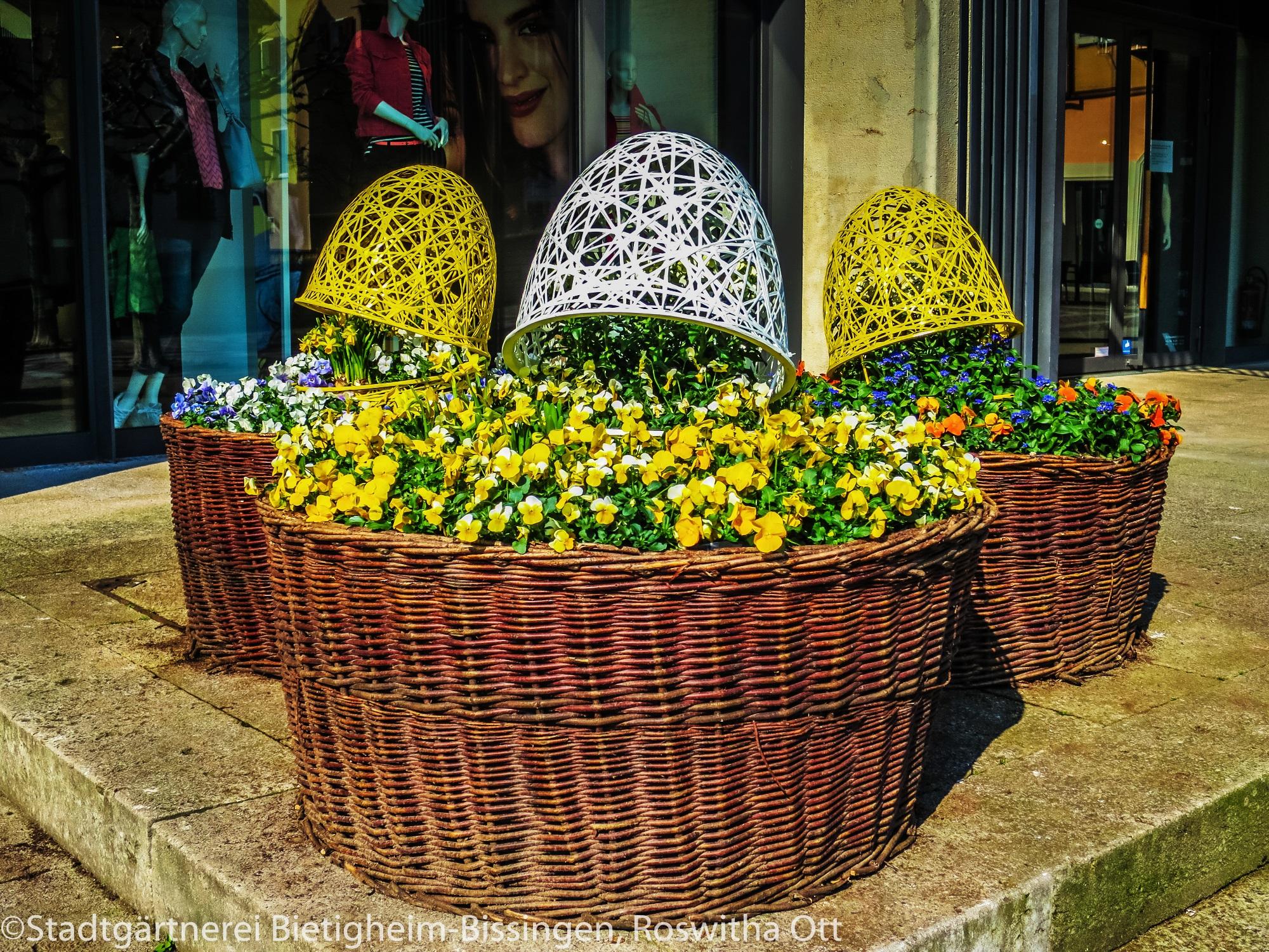 jajka-azurowe-w-koszyku-wikilionowym-z-kwiatami