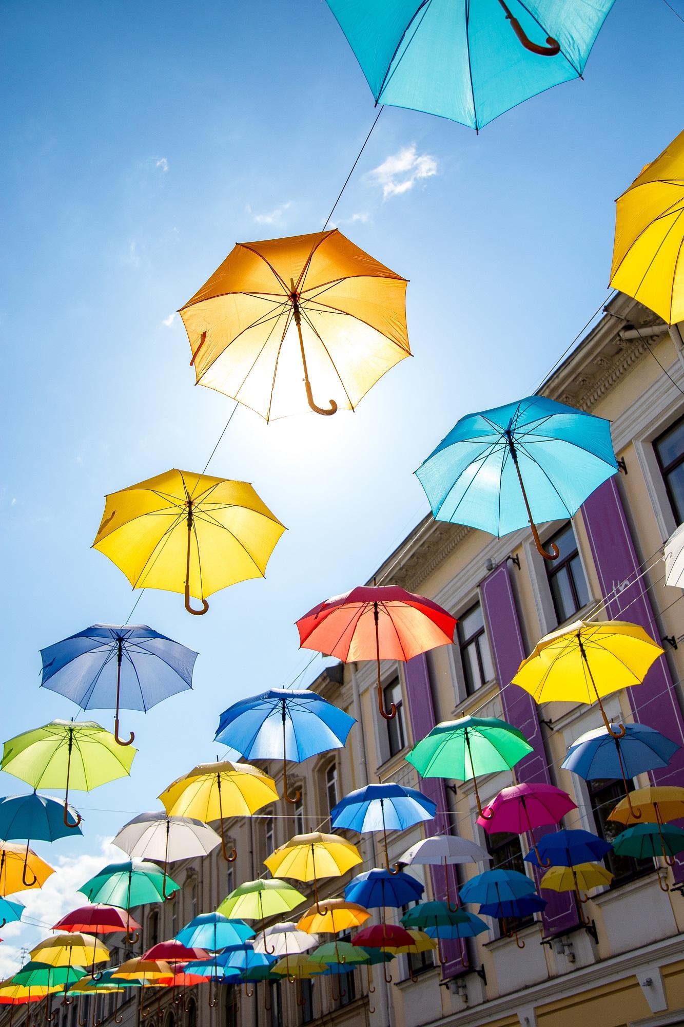 kolorowe-parasolki-nad-ulica-sztuka-publiczna